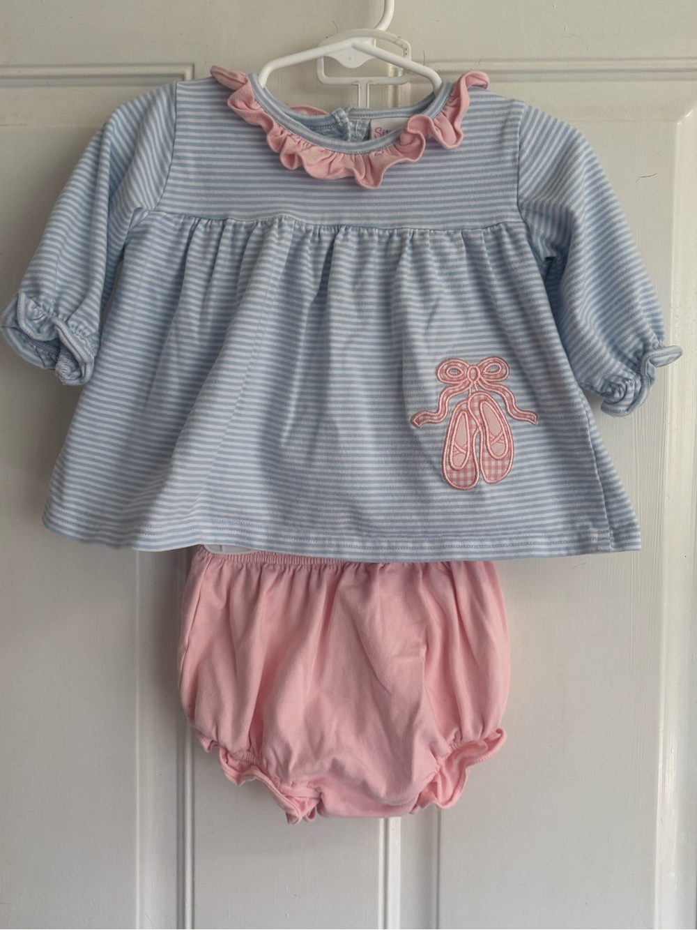 6M Stitchy Fish blue/pink Showtime Slippers Applique long sleeve Diaper Set. EUC